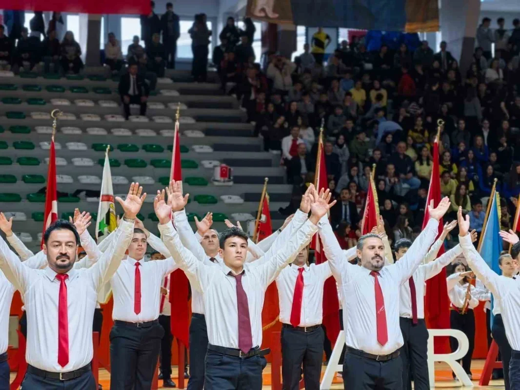 İnegöl'de öğretmenlerden Cumhuriyet Bayramı gösterisi