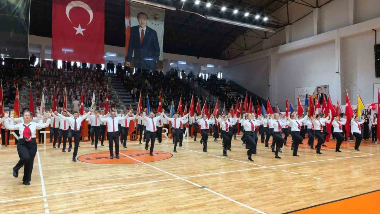 İnegöl'de öğretmenlerden Cumhuriyet Bayramı gösterisi