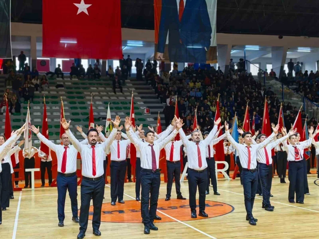 İnegöl'de öğretmenlerden Cumhuriyet Bayramı gösterisi