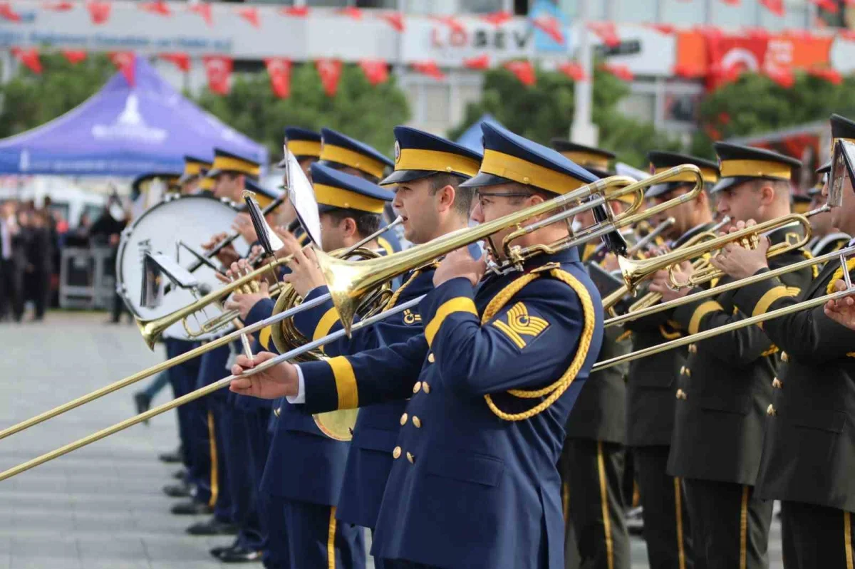 İzmir'de Cumhuriyet Bayramı törenle coşkuyla kutlandı