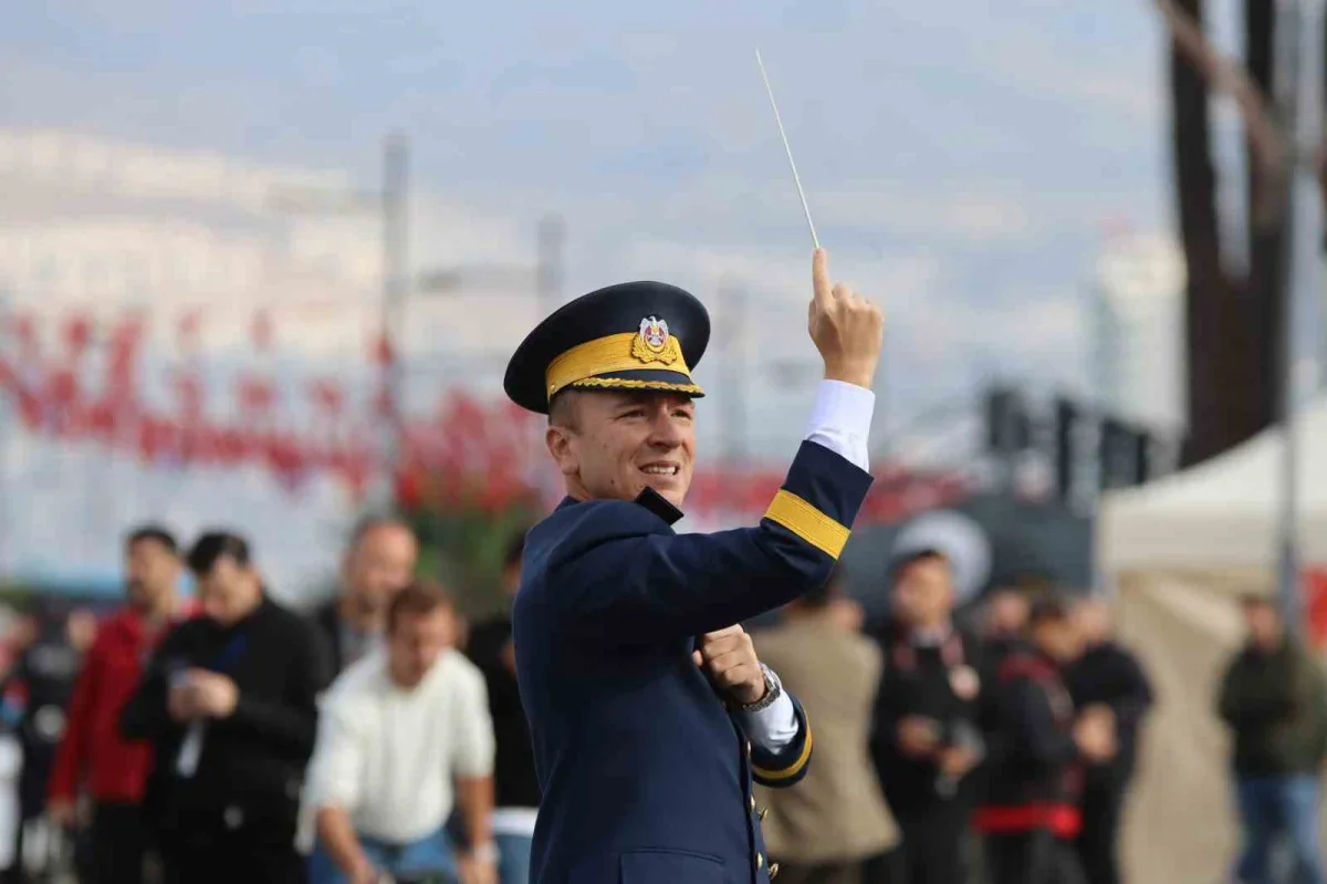 İzmir'de Cumhuriyet Bayramı törenle coşkuyla kutlandı