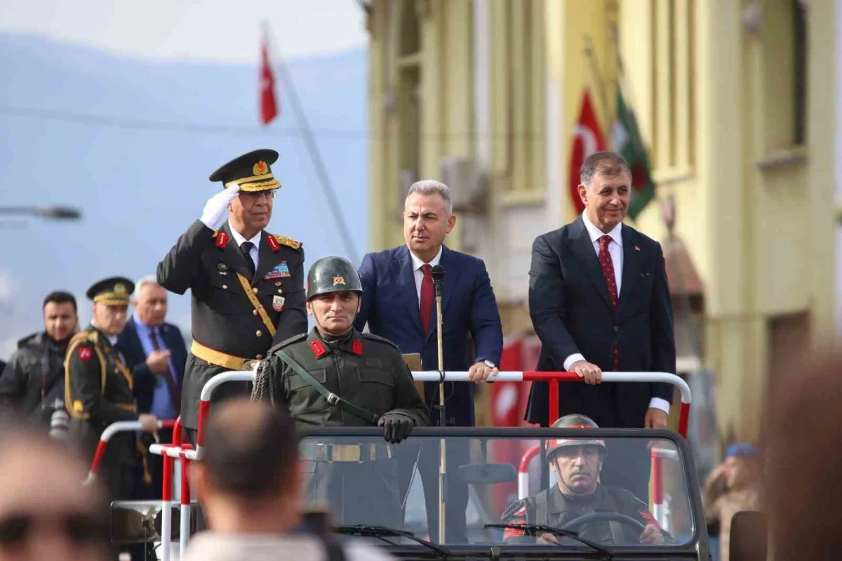 İzmir'de Cumhuriyet Bayramı törenle coşkuyla kutlandı