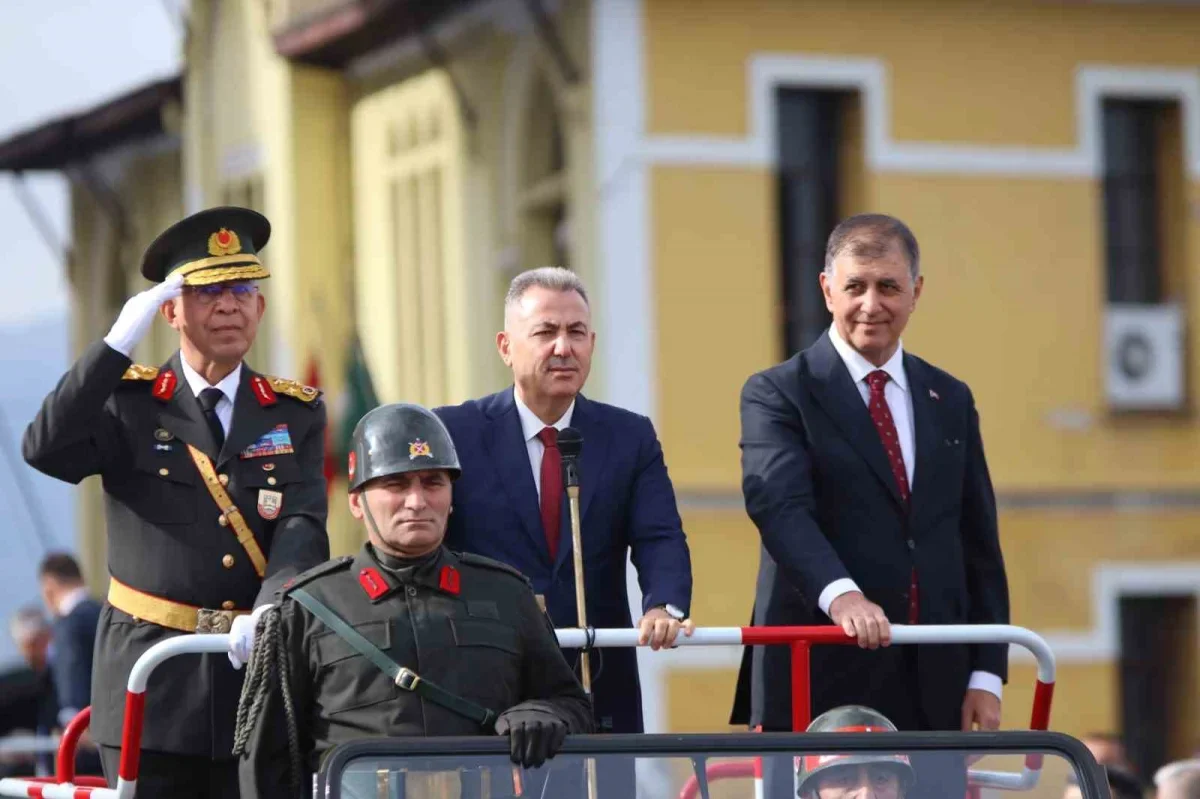 İzmir'de Cumhuriyet Bayramı törenle coşkuyla kutlandı