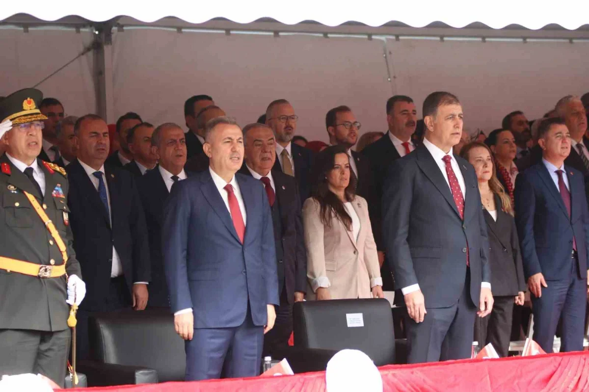 İzmir'de Cumhuriyet Bayramı törenle coşkuyla kutlandı