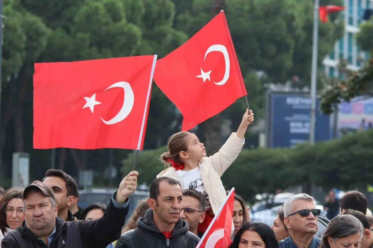 İzmir'de Cumhuriyet Bayramı törenle coşkuyla kutlandı