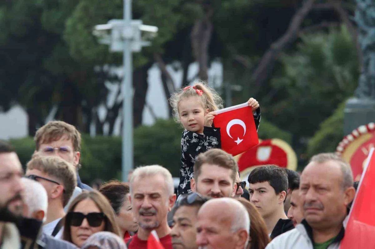 İzmir'de Cumhuriyet Bayramı törenle coşkuyla kutlandı
