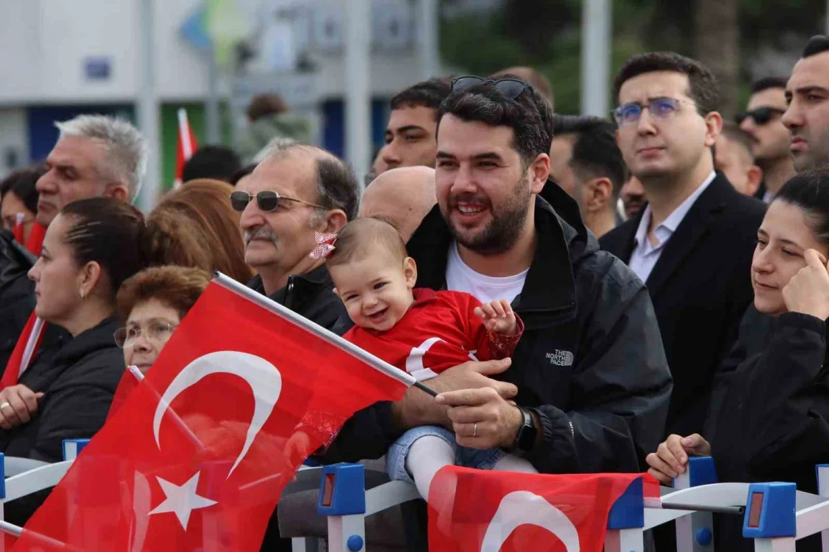 İzmir'de Cumhuriyet Bayramı törenle coşkuyla kutlandı