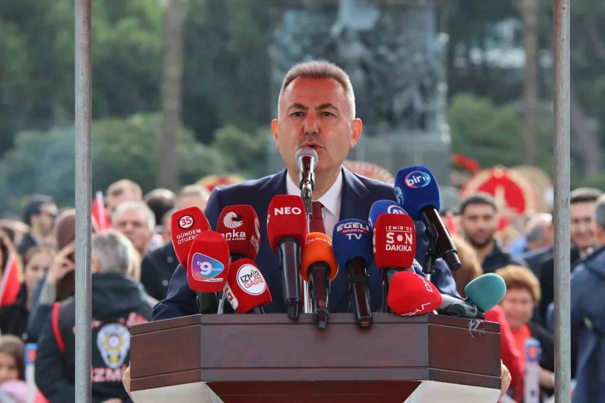 İzmir'de Cumhuriyet Bayramı törenle coşkuyla kutlandı