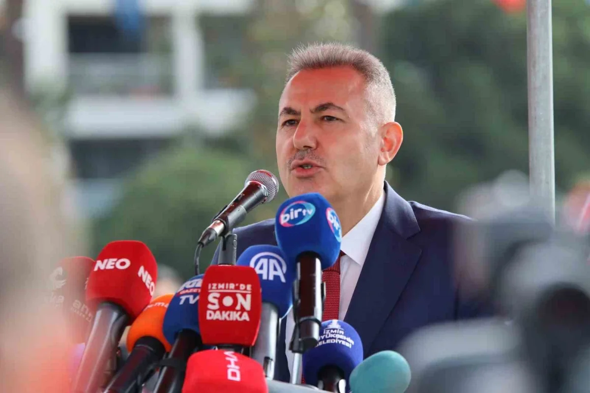 İzmir'de Cumhuriyet Bayramı törenle coşkuyla kutlandı