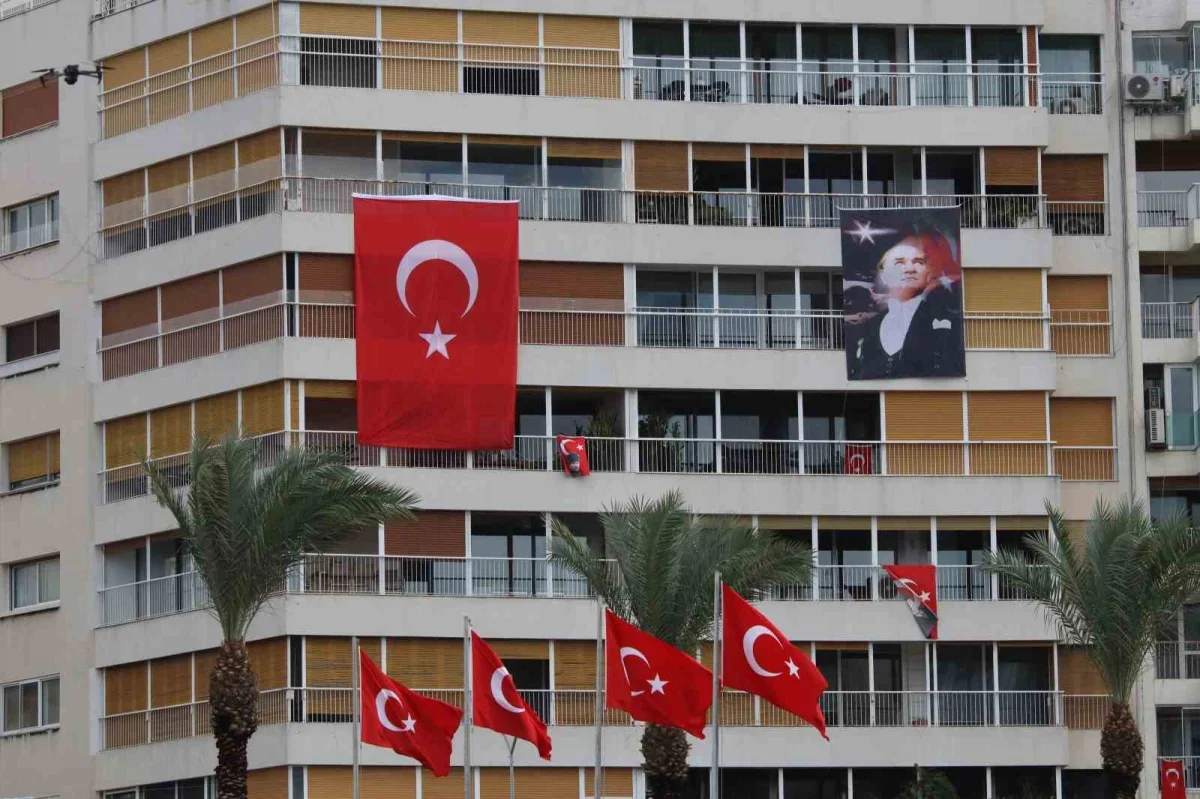 İzmir'de Cumhuriyet Bayramı törenle coşkuyla kutlandı