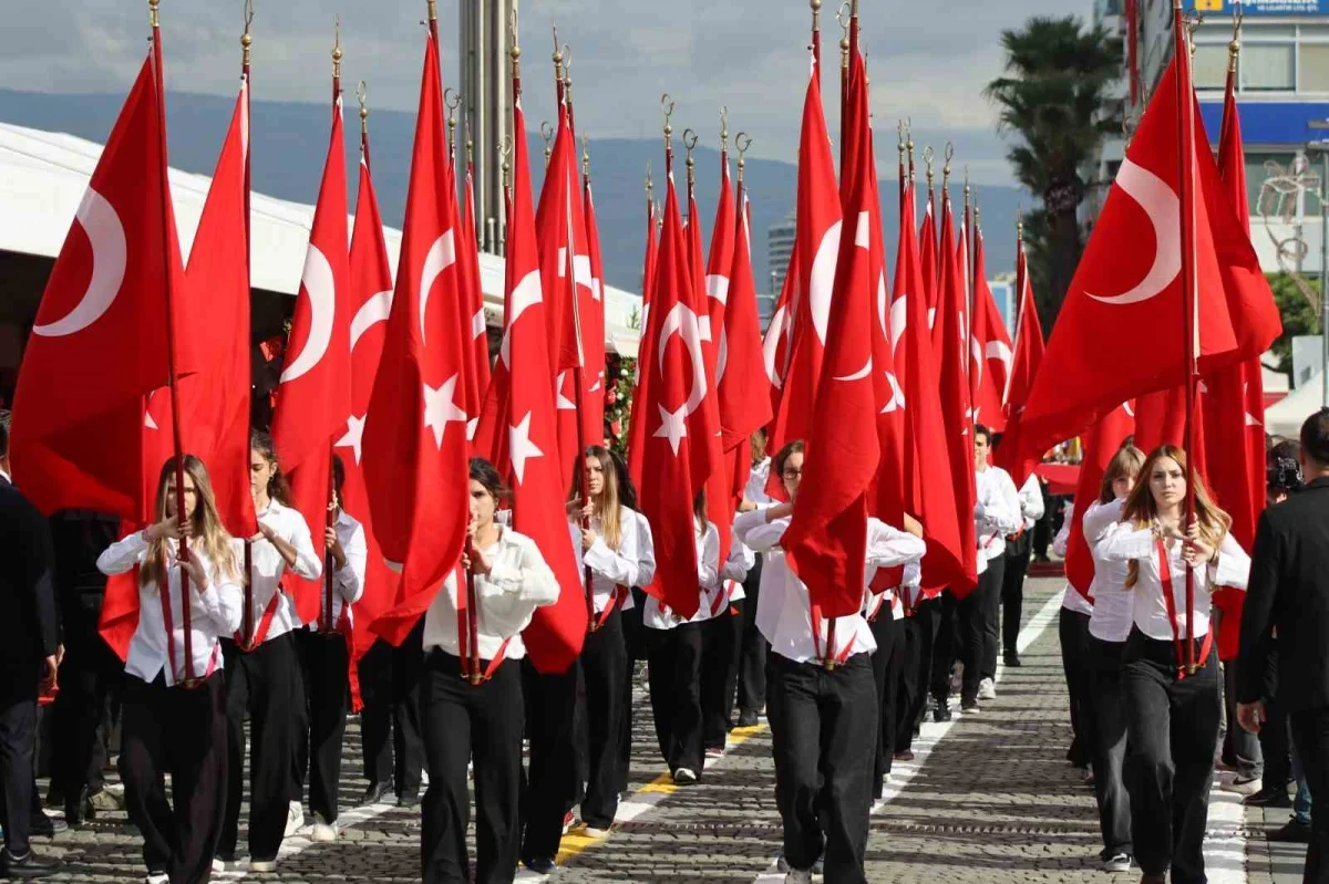 İzmir'de Cumhuriyet Bayramı törenle coşkuyla kutlandı