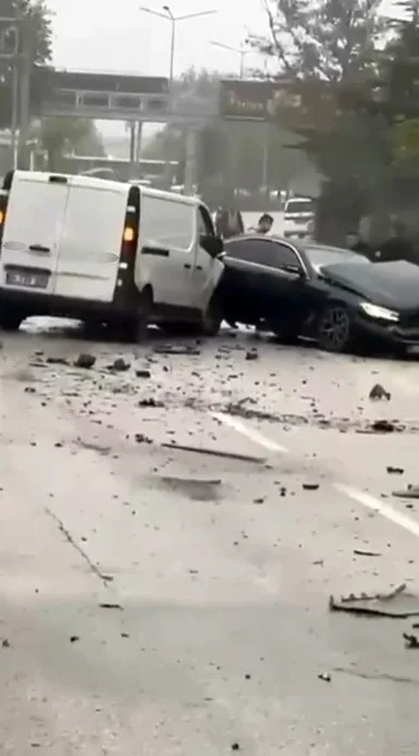 Bursa'da 5 araçlı zincirleme kazada 5 kişi yaralandı