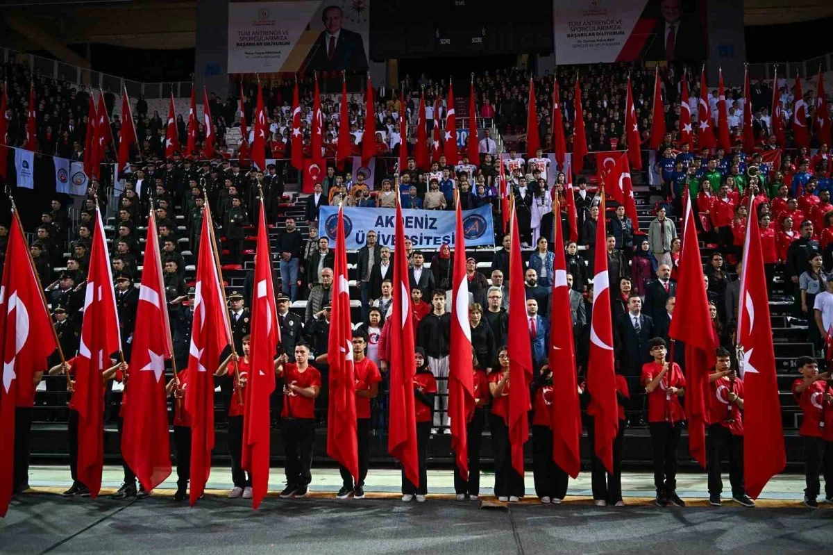 Antalya'da 29 Ekim kutlaması 10 bin kişilik salonda