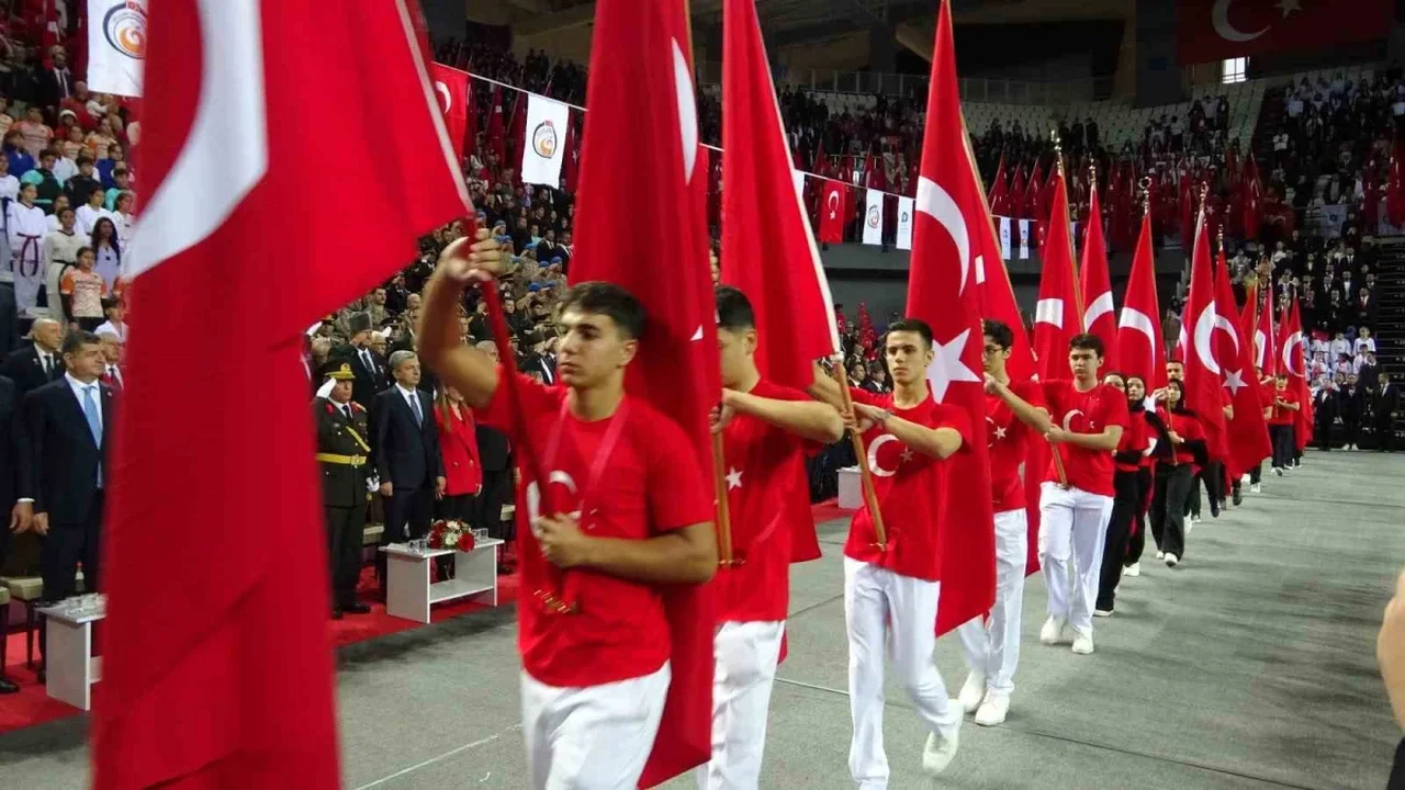 Antalya'da 29 Ekim kutlaması 10 bin kişilik salonda