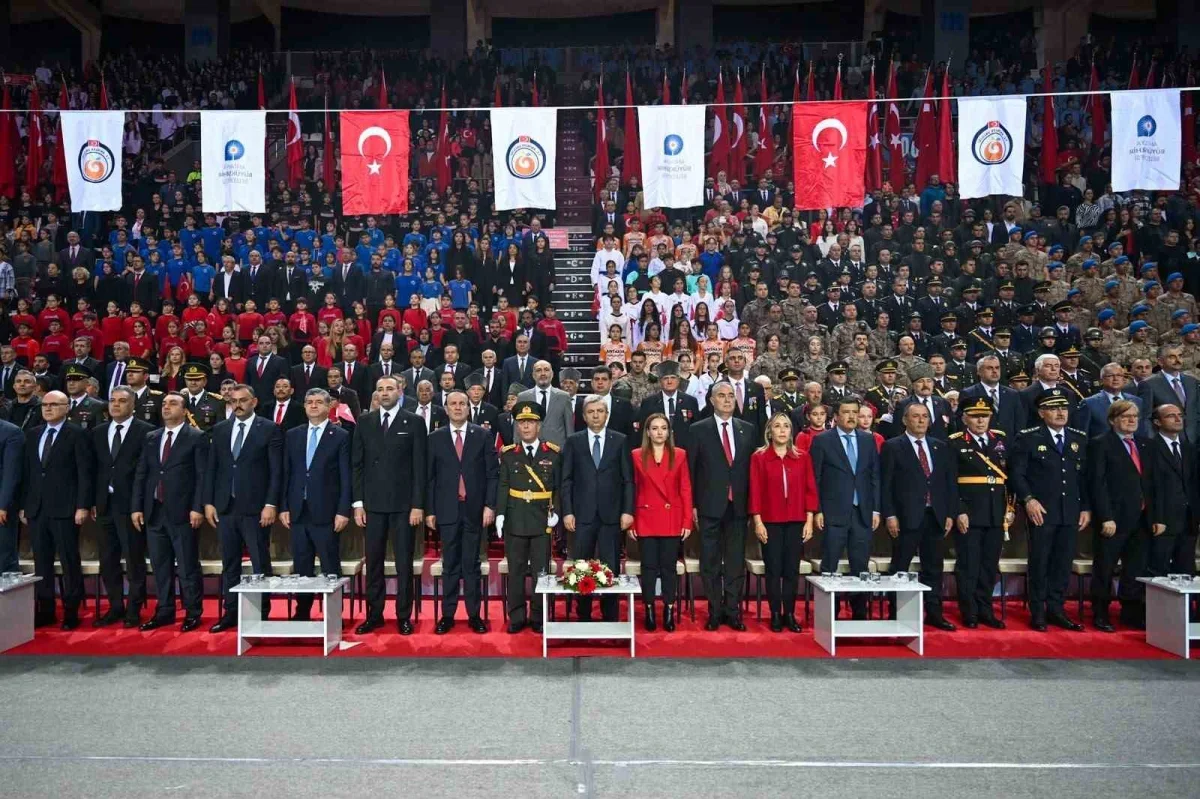 Antalya'da 29 Ekim kutlaması 10 bin kişilik salonda