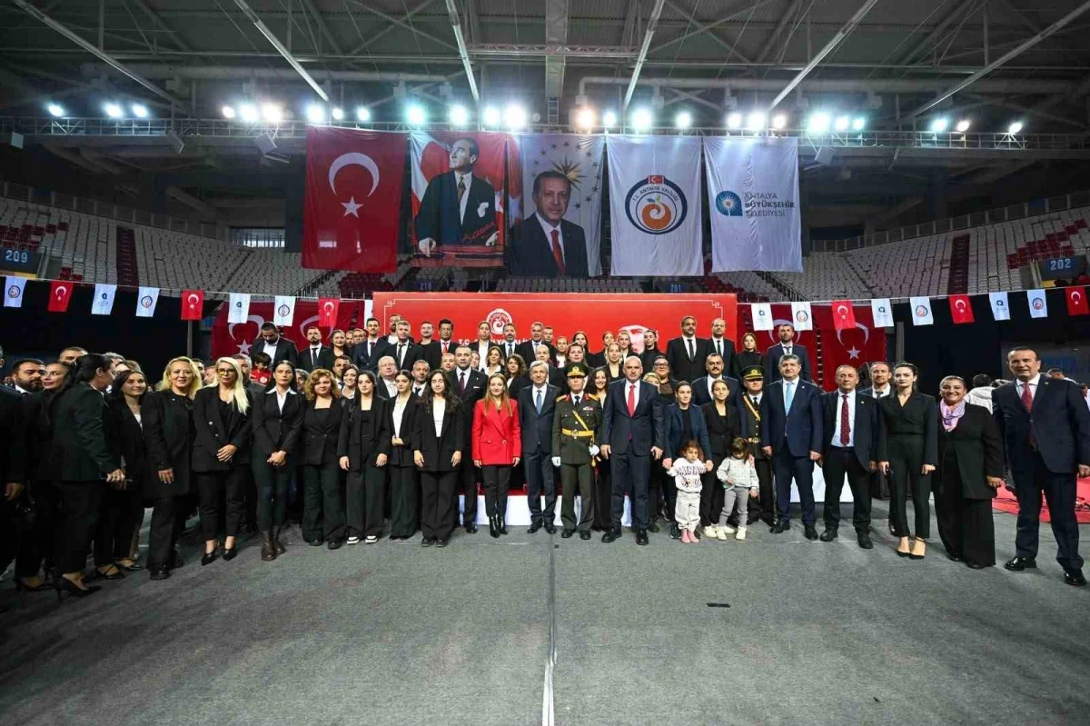 Antalya'da 29 Ekim kutlaması 10 bin kişilik salonda