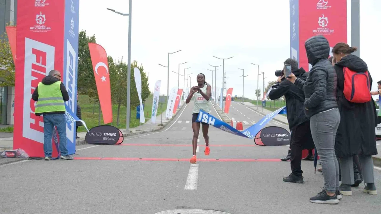 Cumhuriyet koşusu ilk kez Osmangazi Köprüsü'nde yapıldı