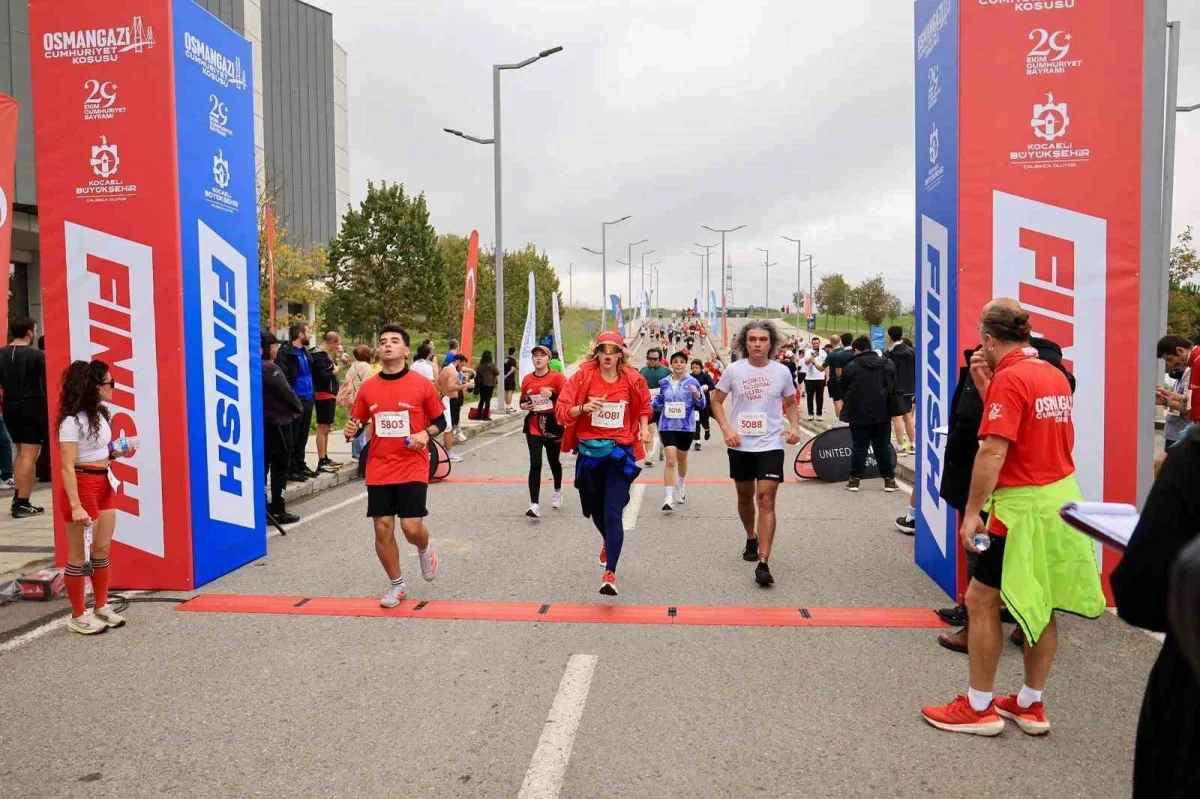 Cumhuriyet koşusu ilk kez Osmangazi Köprüsü'nde yapıldı