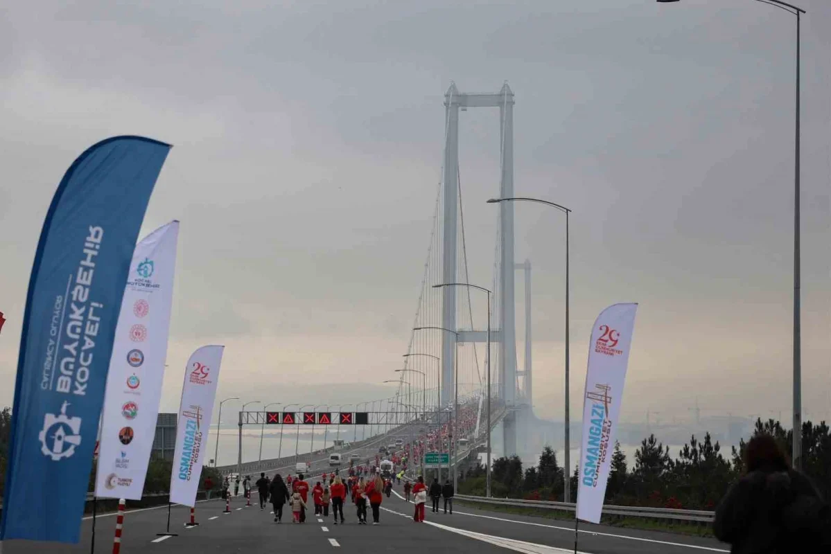 Cumhuriyet koşusu ilk kez Osmangazi Köprüsü'nde yapıldı