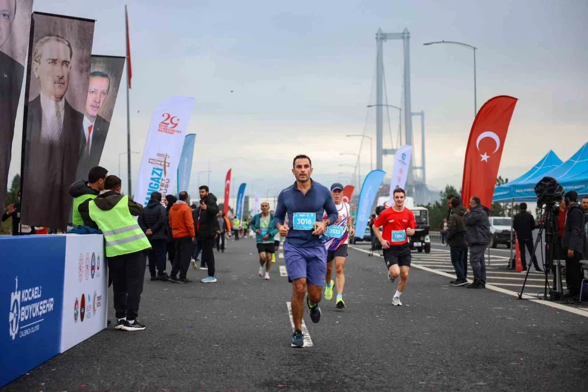 Cumhuriyet koşusu ilk kez Osmangazi Köprüsü'nde yapıldı