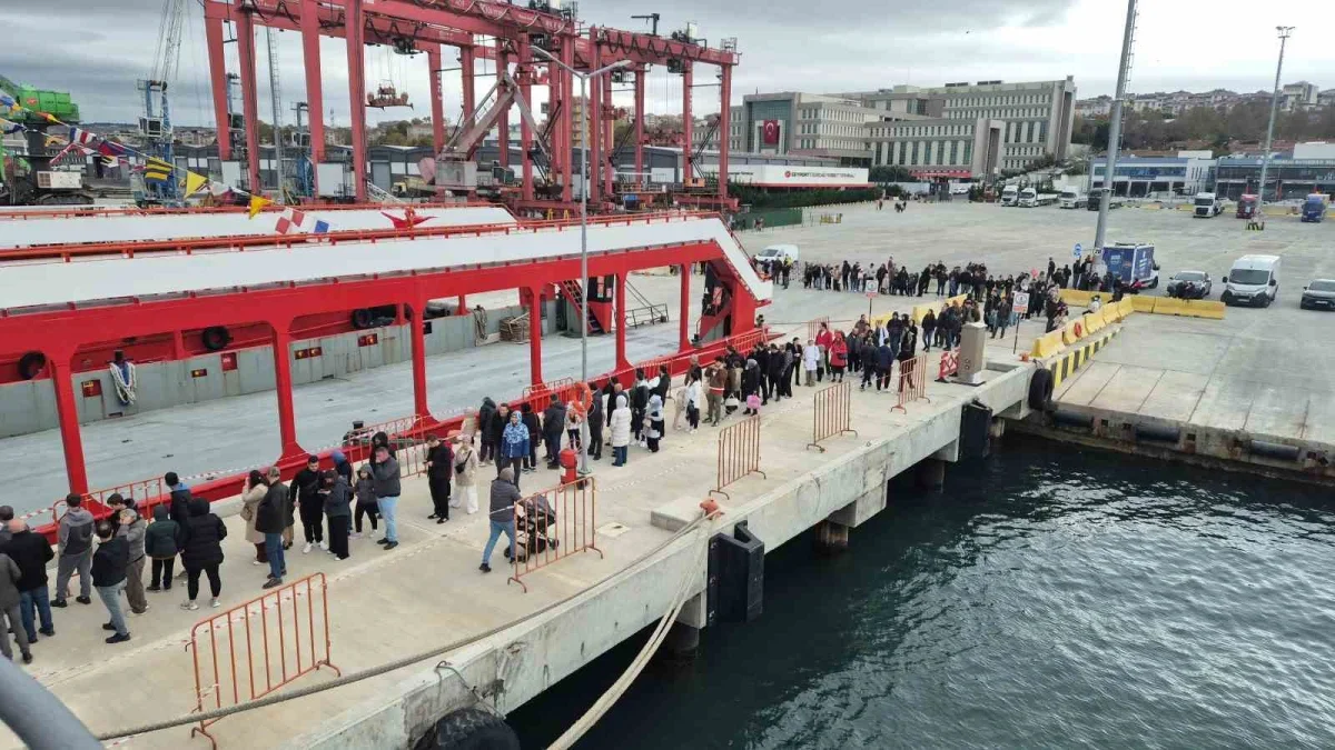 Tekirdağ'da TCG Işın'ı görmek isteyenler kuyruğa girdi