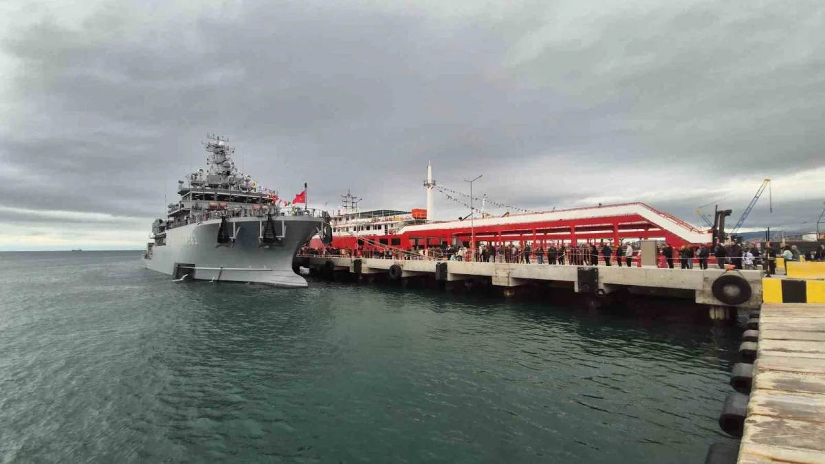 Tekirdağ'da TCG Işın'ı görmek isteyenler kuyruğa girdi