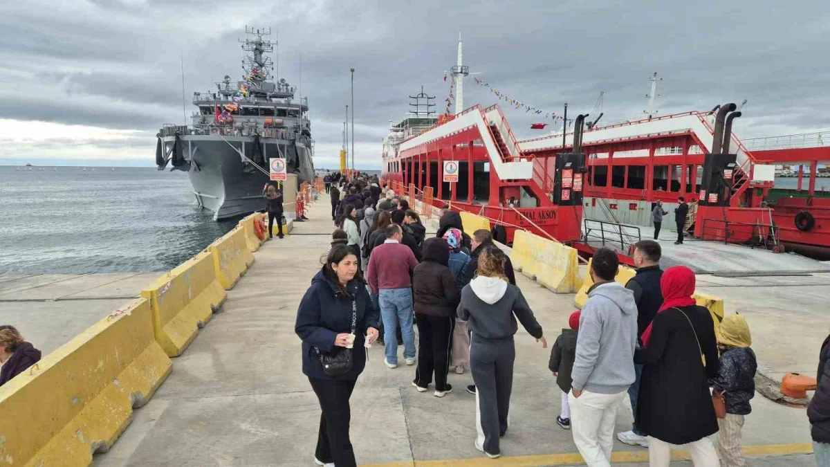 Tekirdağ'da TCG Işın'ı görmek isteyenler kuyruğa girdi