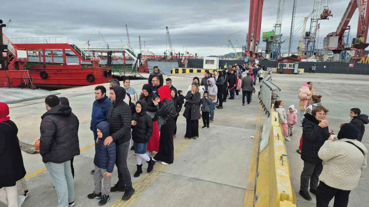 Tekirdağ'da TCG Işın'ı görmek isteyenler kuyruğa girdi