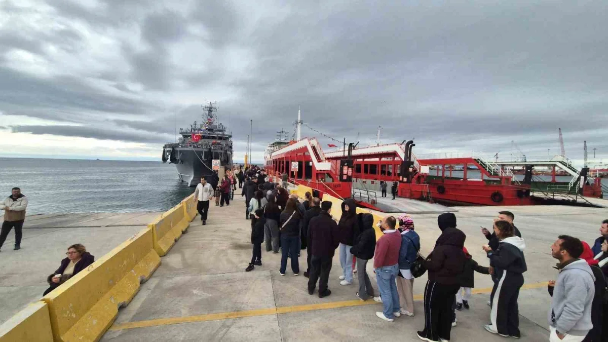 Tekirdağ'da TCG Işın'ı görmek isteyenler kuyruğa girdi