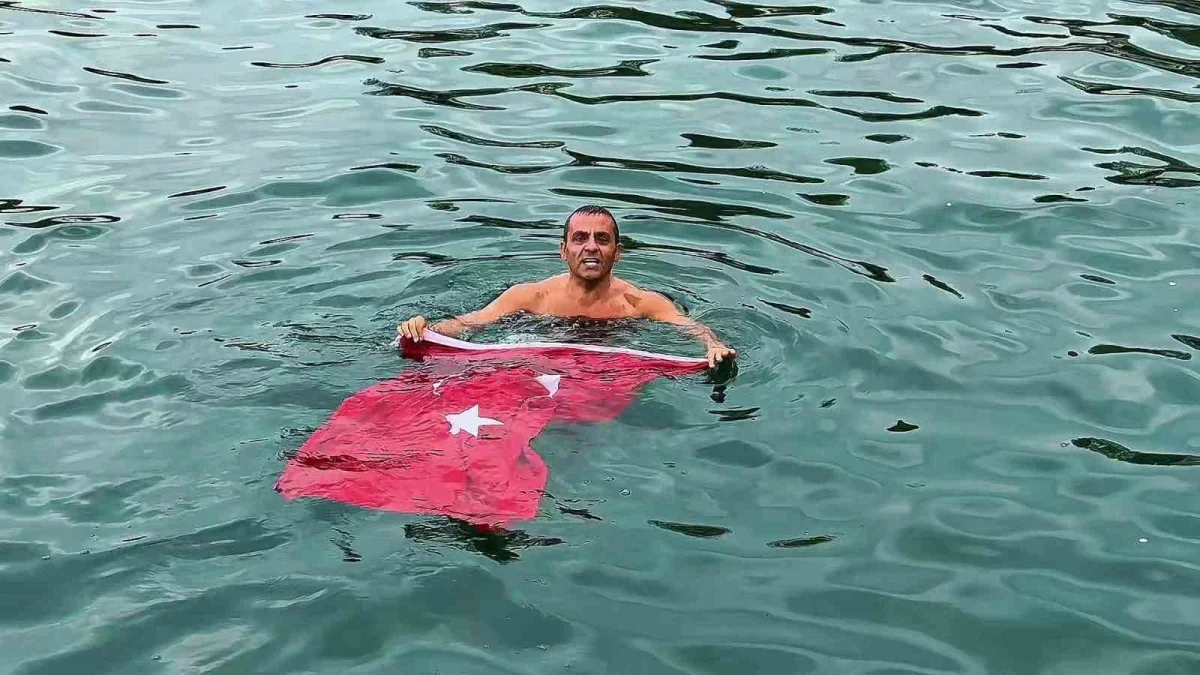 Gemlik'te Şahin Sevinç Türk bayrağıyla denize girdi