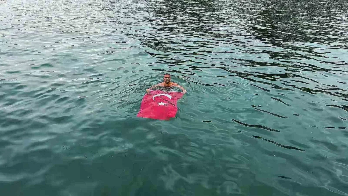 Gemlik'te Şahin Sevinç Türk bayrağıyla denize girdi