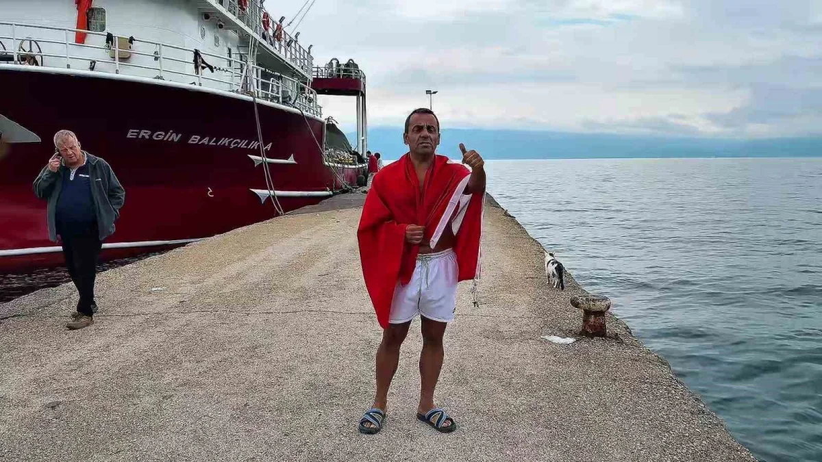 Gemlik'te Şahin Sevinç Türk bayrağıyla denize girdi