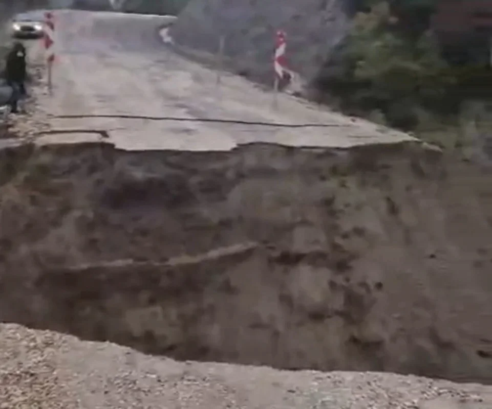 Gönen'de yağış sonrası çöken yol ulaşıma kapandı