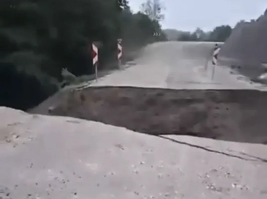 Gönen'de yağış sonrası çöken yol ulaşıma kapandı