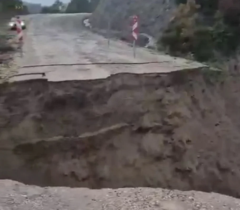 Gönen'de yağış sonrası çöken yol ulaşıma kapandı