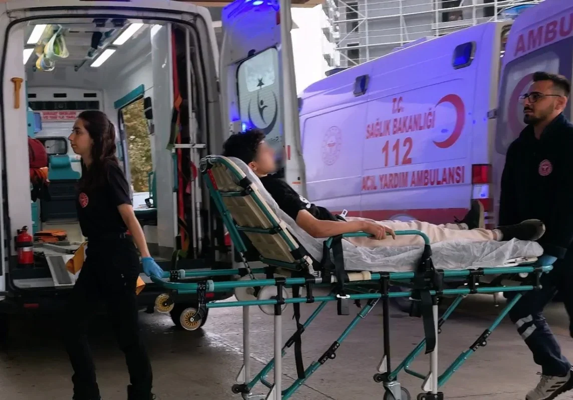 İnegöl'de 13 yaşındaki çocuğun karnına tel saplandı