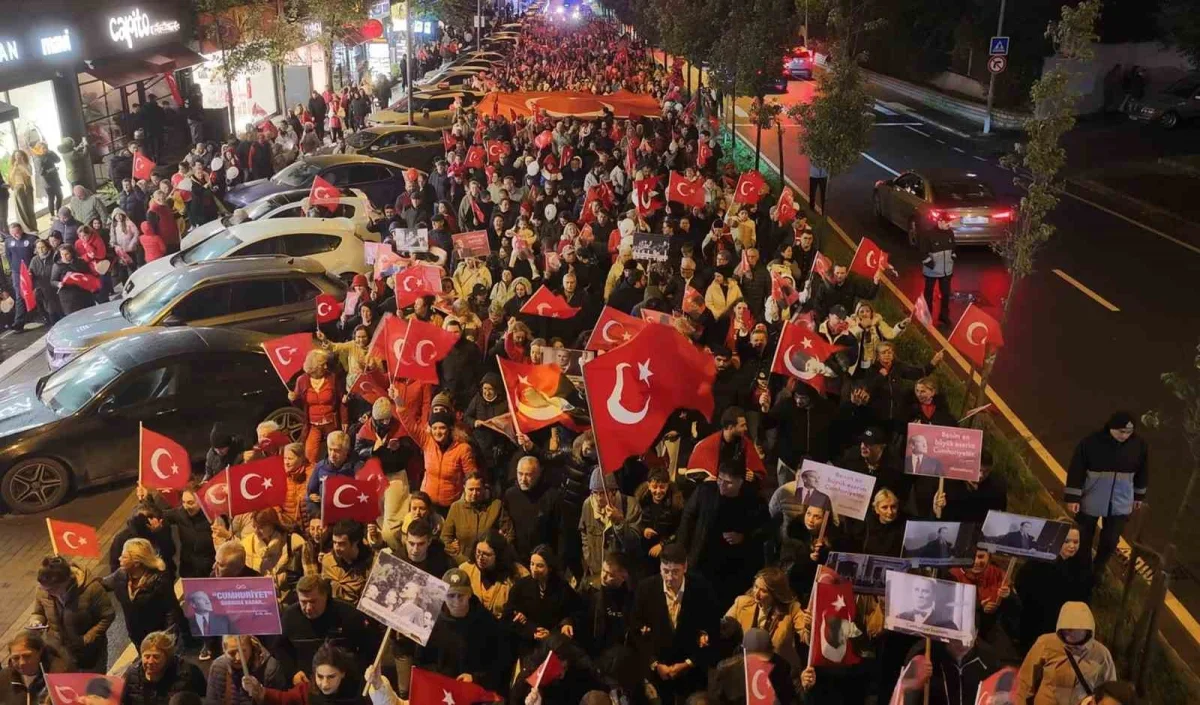 Büyükçekmece'de 29 Ekim coşkusu fener alayıyla kutlandı
