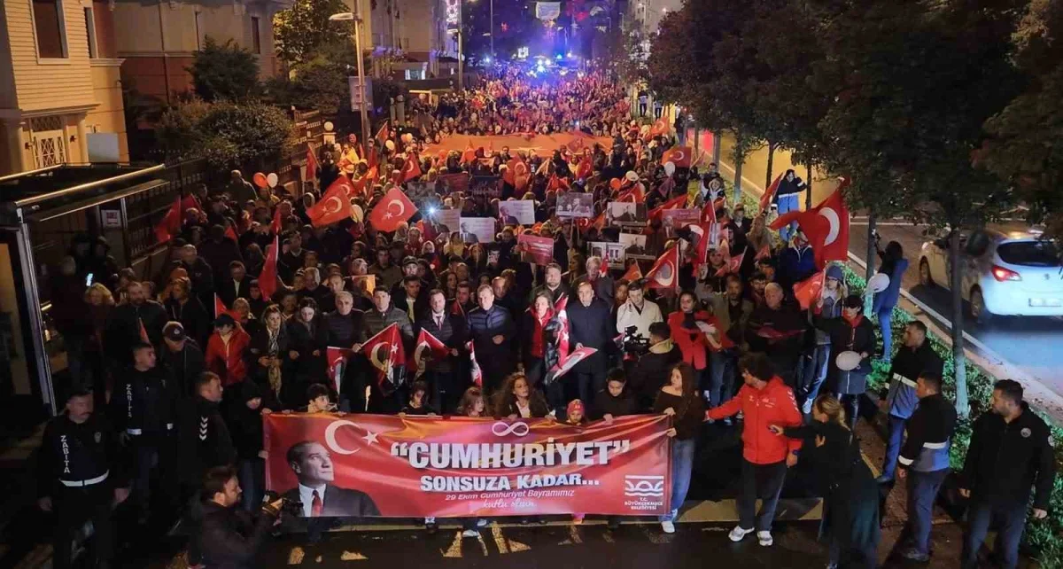 Büyükçekmece'de 29 Ekim coşkusu fener alayıyla kutlandı