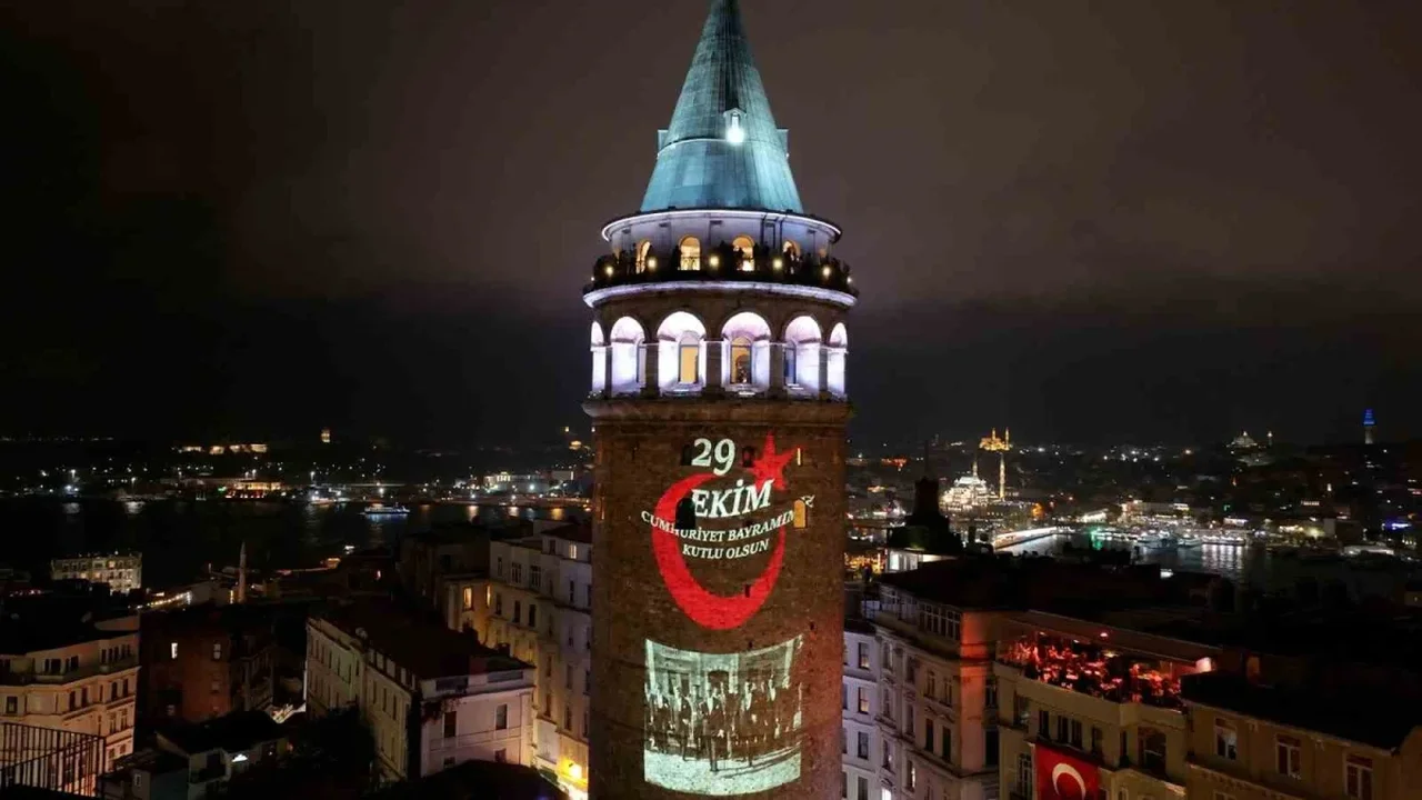 Galata Kulesi Cumhuriyet'in 103'üncü yılı için aydınlandı