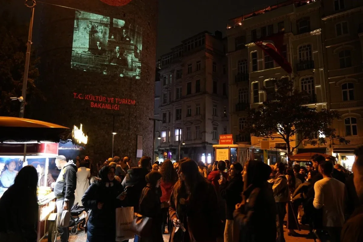 Galata Kulesi Cumhuriyet'in 103'üncü yılı için aydınlandı