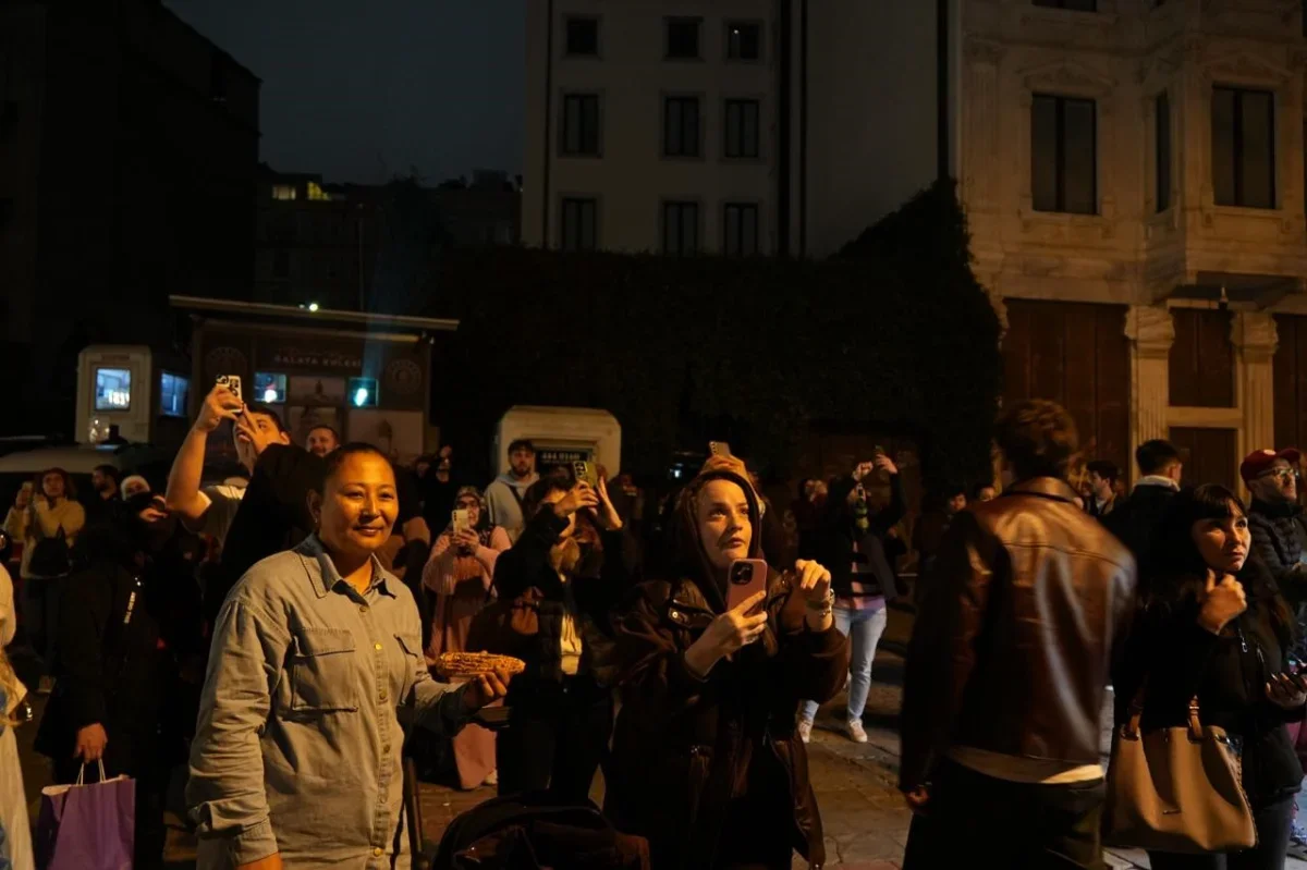 Galata Kulesi Cumhuriyet'in 103'üncü yılı için aydınlandı