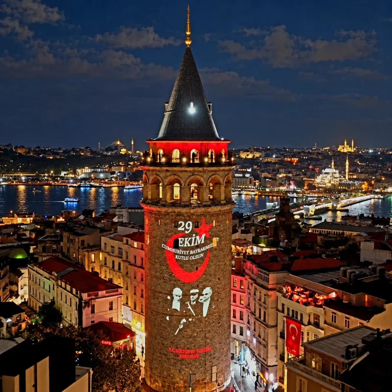 Galata Kulesi Cumhuriyet'in 103'üncü yılı için aydınlandı