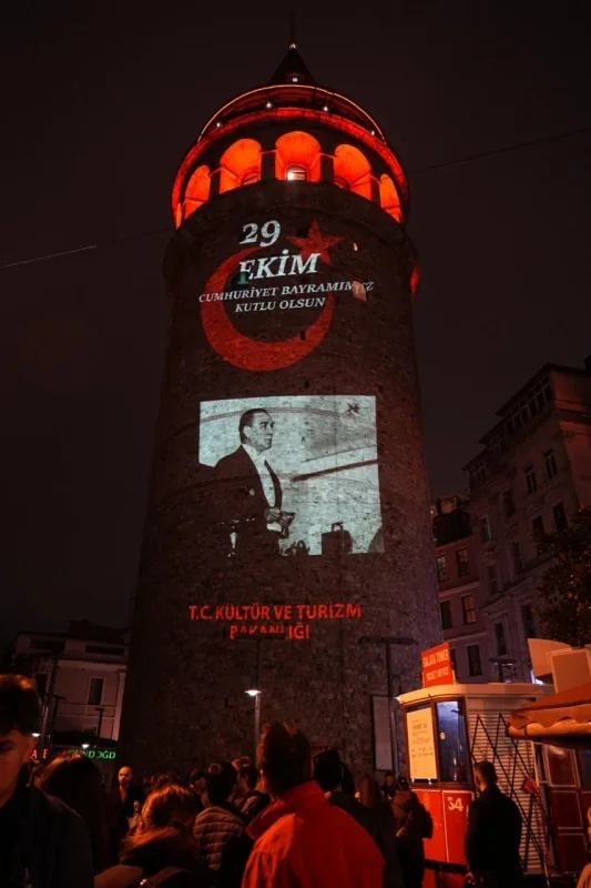 Galata Kulesi Cumhuriyet'in 103'üncü yılı için aydınlandı