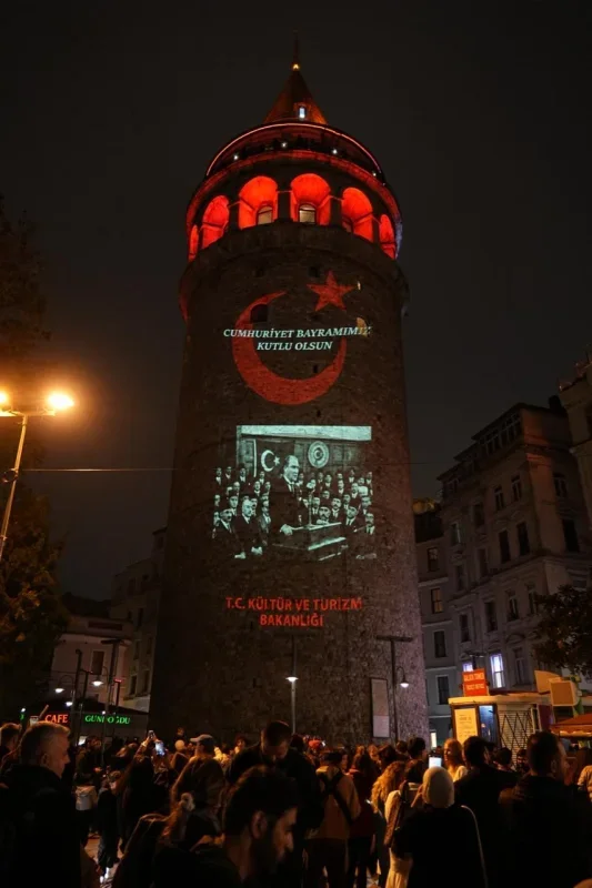 Galata Kulesi Cumhuriyet'in 103'üncü yılı için aydınlandı