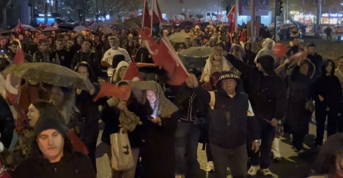 Bursa'da yağmura rağmen Can Bonomo konseri düzenlendi
