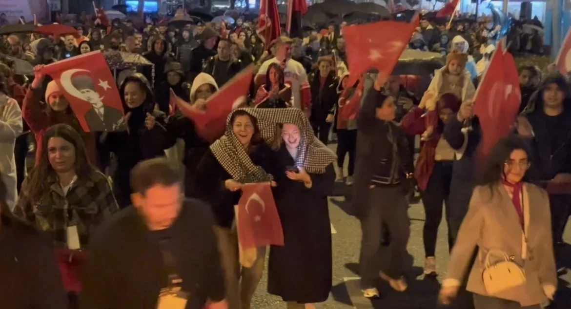 Bursa'da yağmura rağmen Can Bonomo konseri düzenlendi