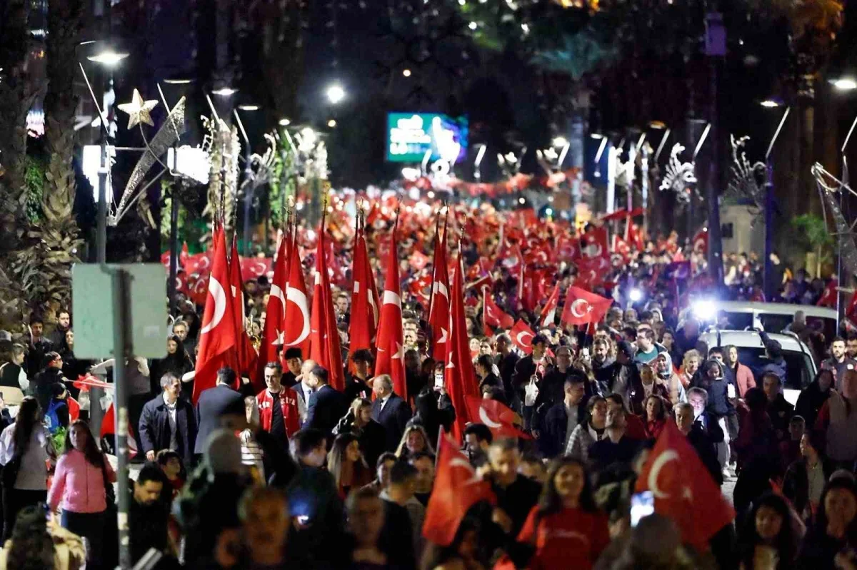 İzmir'de Cumhuriyet için 1000 dronlu gösteri yapıldı