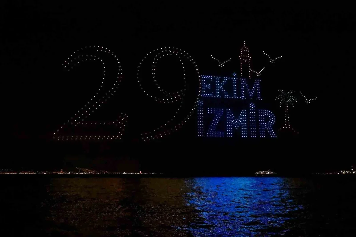 İzmir'de Cumhuriyet için 1000 dronlu gösteri yapıldı