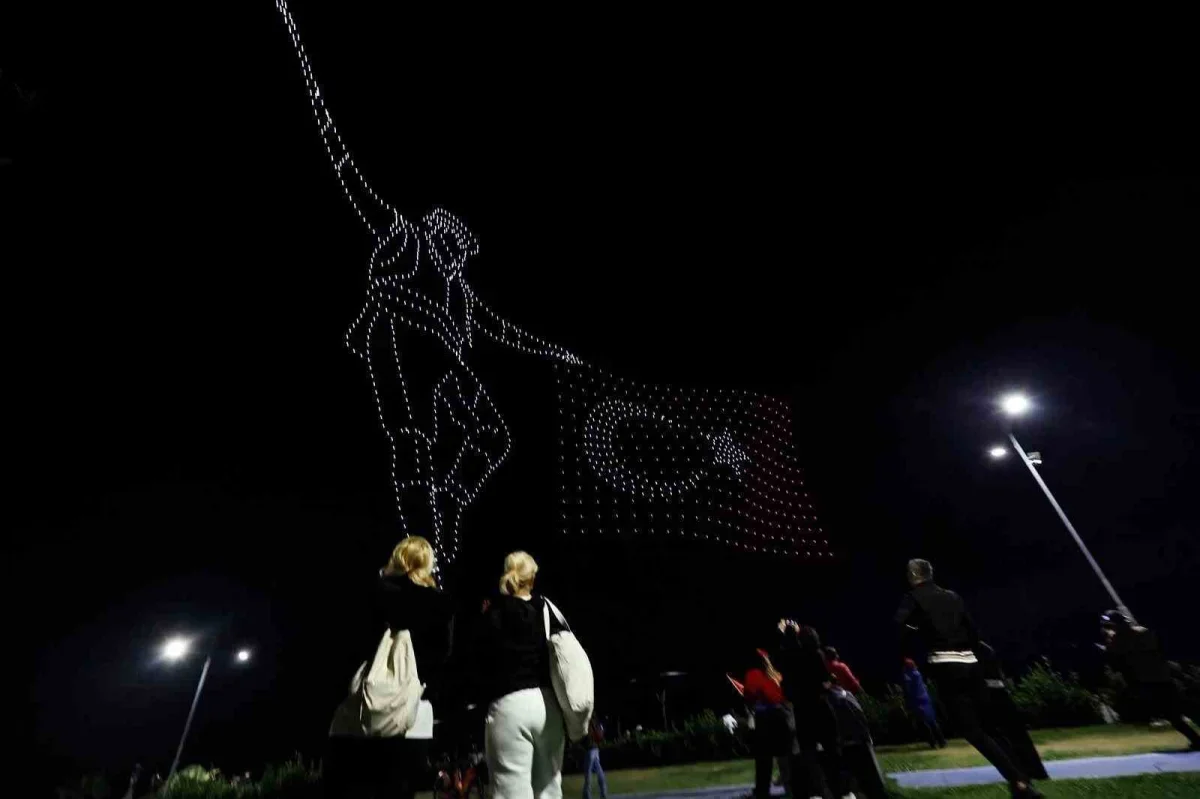 İzmir'de Cumhuriyet için 1000 dronlu gösteri yapıldı