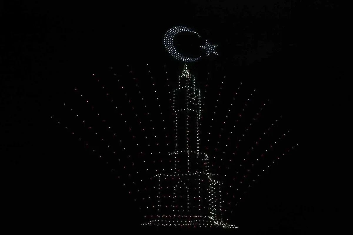 İzmir'de Cumhuriyet için 1000 dronlu gösteri yapıldı